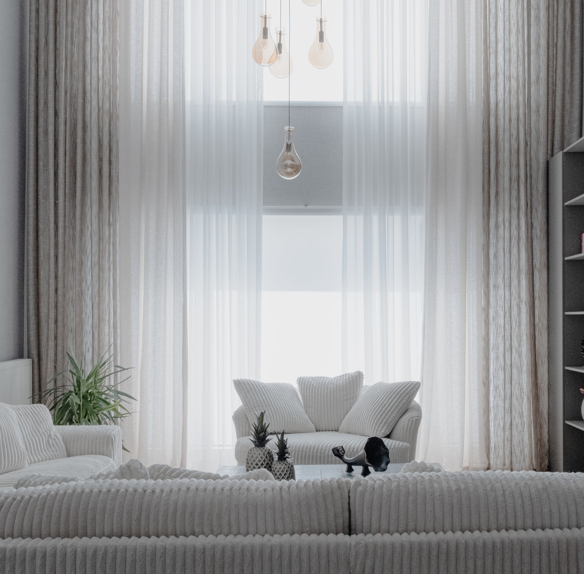 Geniş pencereli, aydınlık modern bir salon
